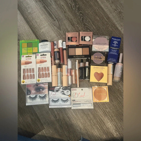 Revolution MYSTERY MAKEUP BUNDLE - Picture 7 of 7